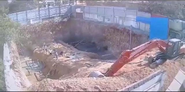 Three Workers Died When The Wall Of The Pit Collapsed. India